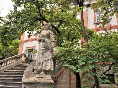 ...e sormontate dalle statue di un uomo e di una donna in abiti campestri